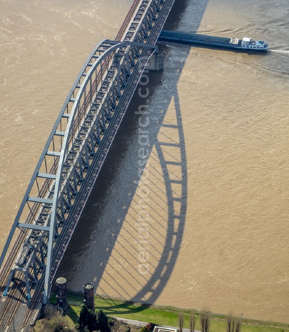 Düsseldorf from above - Railway bridge building to route the train tracks across the Rhine in Duesseldorf in the state North Rhine-Westphalia, Germany