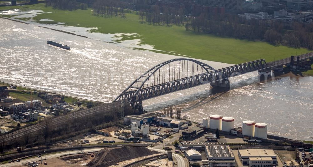 Düsseldorf from the bird's eye view: Railway bridge building to route the train tracks across the Rhine in Duesseldorf in the state North Rhine-Westphalia, Germany