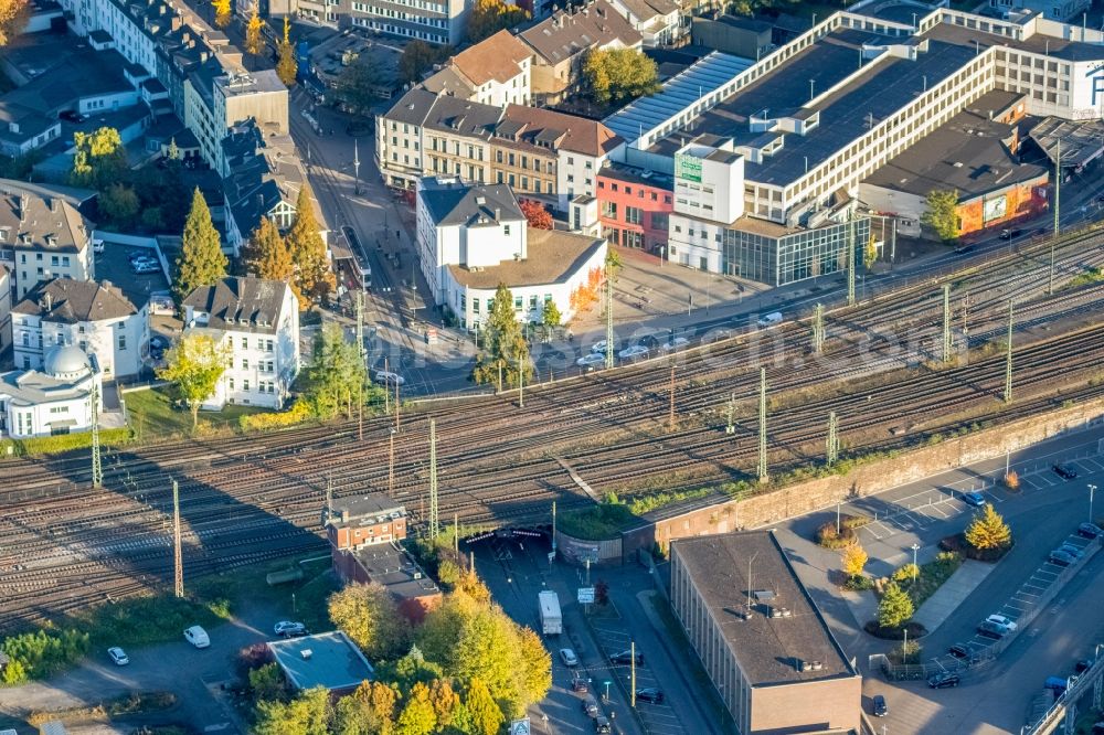 Aerial photograph Witten - Railway bridge building to route the train tracks Herbeder street - Bahnhofstrasse in Witten in the state North Rhine-Westphalia