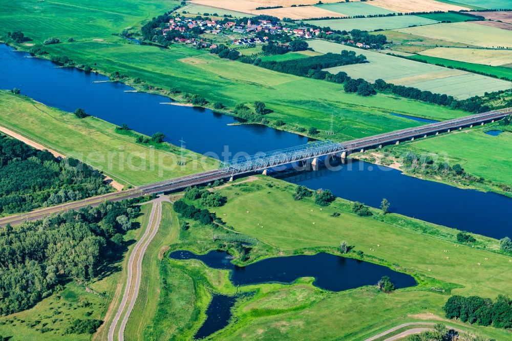 Aerial photograph Schönhausen (Elbe) - Railway bridge building to route the train tracks Elbe in Schoenhausen (Elbe) / Haemerten in the state Saxony-Anhalt, Germany