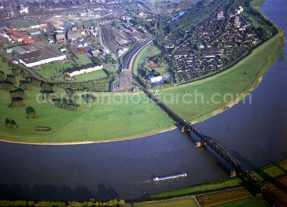 Duisburg from above - Railway bridge building to route the train tracks Haus-Knipp-Eisenbahnbruecke in Duisburg in the state North Rhine-Westphalia, Germany