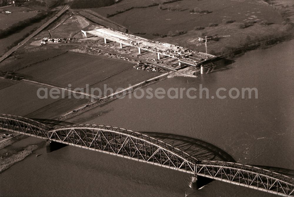 Aerial image Duisburg - Railway bridge structure for the routing of the railway tracks Haus-Knipp-Railway Bridge on the A42 road in Duisburg in the Ruhr area in the federal state of North Rhine-Westphalia, Germany