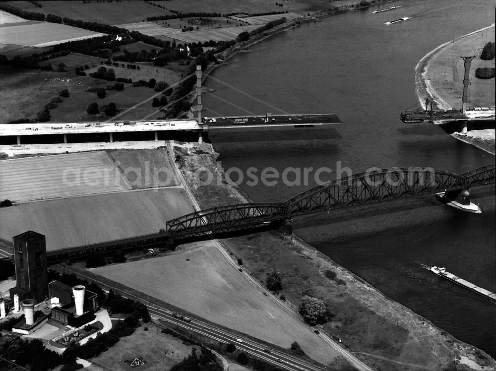 Aerial photograph Duisburg - Railway bridge structure for the routing of the railway tracks Haus-Knipp-Railway Bridge on the A42 road in Duisburg in the Ruhr area in the federal state of North Rhine-Westphalia, Germany