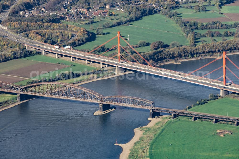 Aerial image Duisburg - Railway bridge structure for the routing of the railway tracks Haus-Knipp-Railway Bridge on the A42 road in Duisburg in the Ruhr area in the federal state of North Rhine-Westphalia, Germany