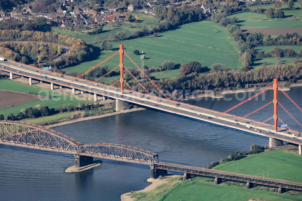 Aerial photograph Duisburg - Railway bridge structure for the routing of the railway tracks Haus-Knipp-Railway Bridge on the A42 road in Duisburg in the Ruhr area in the federal state of North Rhine-Westphalia, Germany