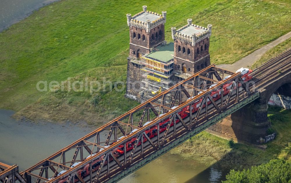 Aerial image Duisburg - Railway bridge construction Hochfelder Eisenbahnbruecke with the Bridge Tower Rheinhausen Duisburg in the district Friemersheim in Duisburg in the Ruhr area in the state North Rhine-Westphalia, Germany