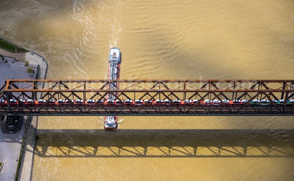 Aerial photograph Duisburg - Railway bridge building to route the train tracks Hochfelder Eisenbahnbruecke in Duisburg at Ruhrgebiet in the state North Rhine-Westphalia, Germany