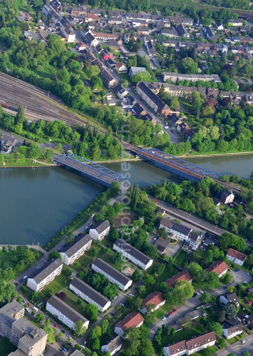 Oberhausen from the bird's eye view: Railway bridge construction to route the train tracks the banks of the Rhine-Herne canal in Oberhausen in the state North Rhine-Westphalia