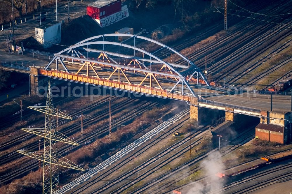 Aerial image Mülheim an der Ruhr - Railway bridge building to route the train tracks Oberhausener Strasse in Muelheim on the Ruhr in the state North Rhine-Westphalia