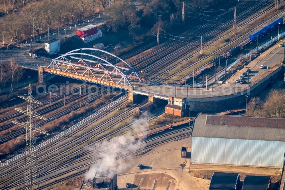 Aerial photograph Mülheim an der Ruhr - Railway bridge building to route the train tracks Oberhausener Strasse in Muelheim on the Ruhr in the state North Rhine-Westphalia