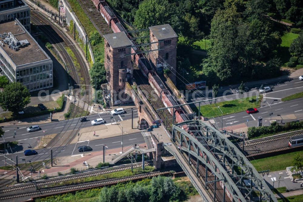 Aerial photograph Köln - Railway bridge building to route the train tracks Suedbruecke on the am Agrippinaufer in the district Bayenthal in Cologne in the state North Rhine-Westphalia, Germany