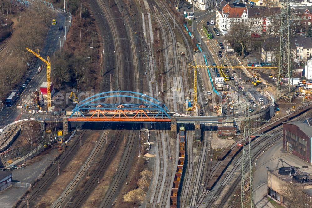 Mülheim an der Ruhr from above - Railway bridge building to route the train tracks of B 223 Oberhausener Strasse in Muelheim on the Ruhr in the state North Rhine-Westphalia, Germany