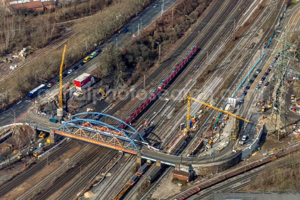 Mülheim an der Ruhr from the bird's eye view: Railway bridge building to route the train tracks of B 223 Oberhausener Strasse in Muelheim on the Ruhr in the state North Rhine-Westphalia, Germany