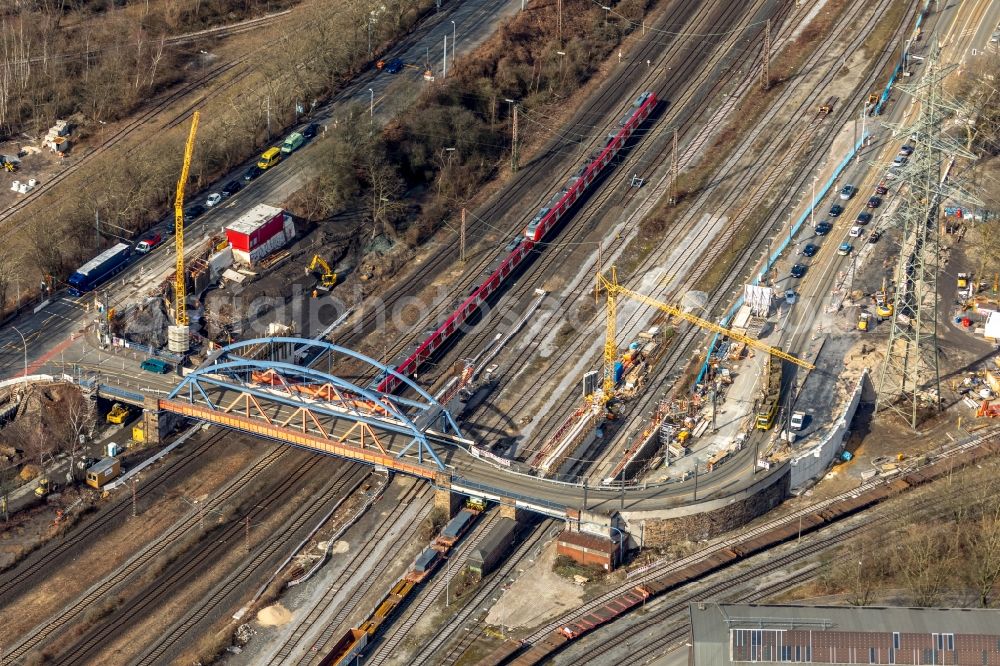 Aerial image Mülheim an der Ruhr - Railway bridge building to route the train tracks of B 223 Oberhausener Strasse in Muelheim on the Ruhr in the state North Rhine-Westphalia, Germany