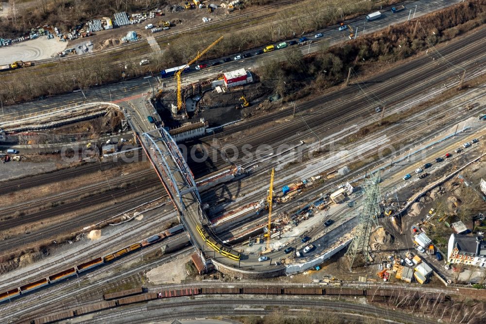 Aerial photograph Mülheim an der Ruhr - Railway bridge building to route the train tracks of B 223 Oberhausener Strasse in Muelheim on the Ruhr in the state North Rhine-Westphalia, Germany