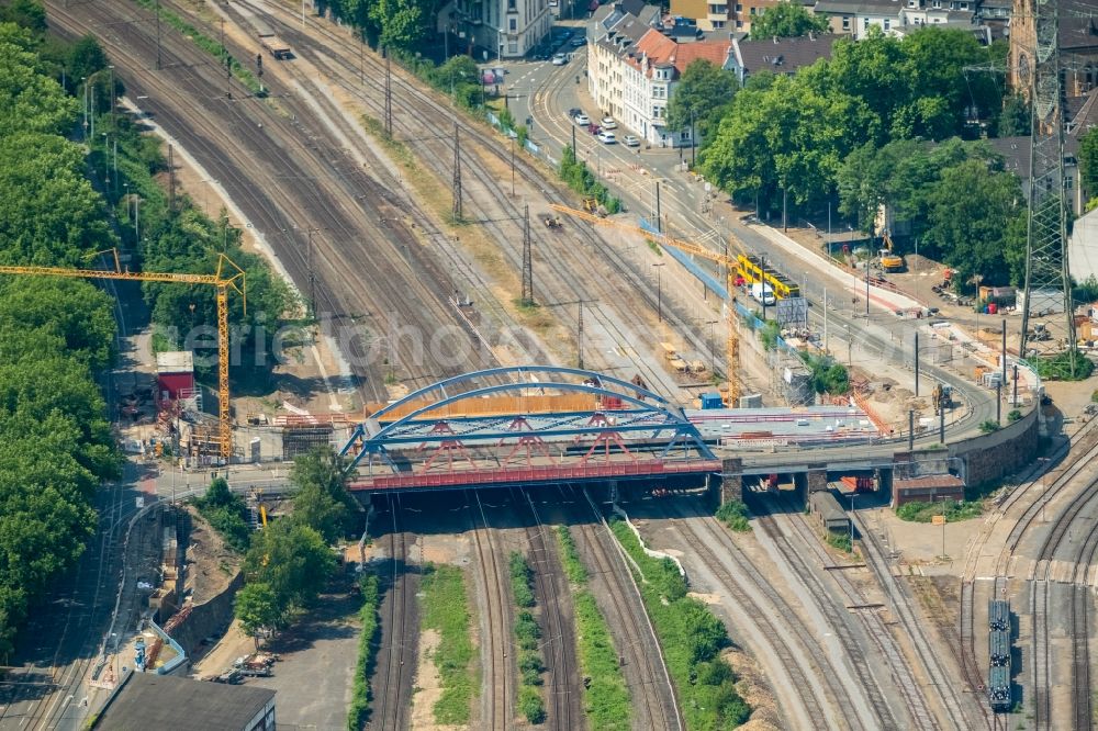 Mülheim an der Ruhr from the bird's eye view: Railway bridge building to route the train tracks of B 223 Oberhausener Strasse in Muelheim on the Ruhr in the state North Rhine-Westphalia, Germany