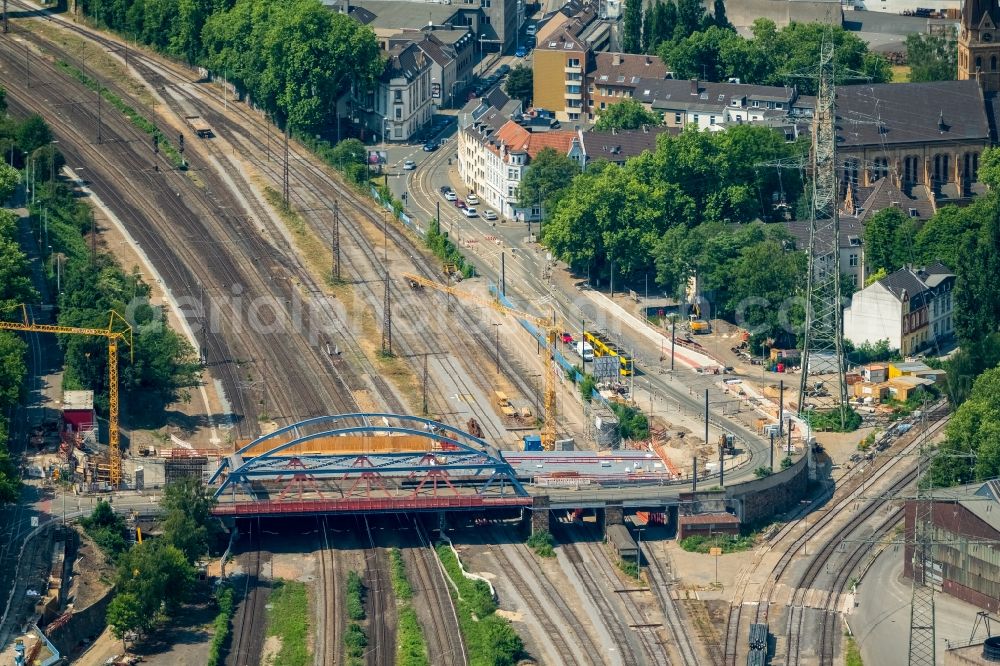 Aerial image Mülheim an der Ruhr - Railway bridge building to route the train tracks of B 223 Oberhausener Strasse in Muelheim on the Ruhr in the state North Rhine-Westphalia, Germany