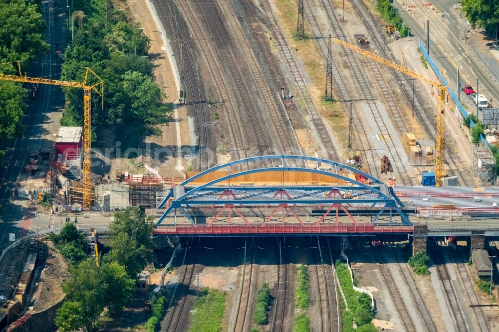 Aerial photograph Mülheim an der Ruhr - Railway bridge building to route the train tracks of B 223 Oberhausener Strasse in Muelheim on the Ruhr in the state North Rhine-Westphalia, Germany