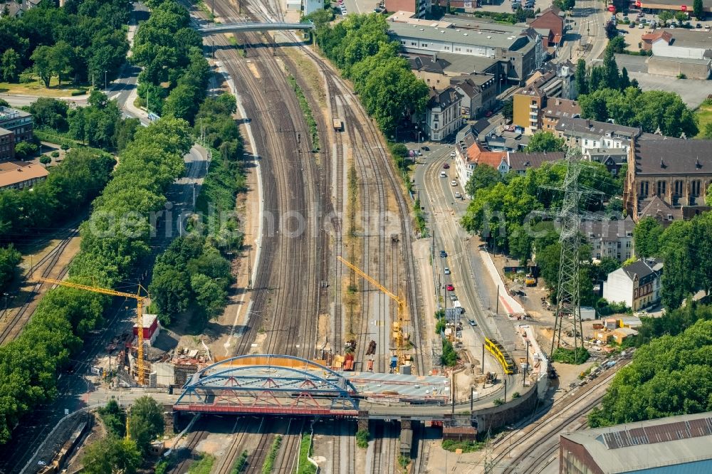 Mülheim an der Ruhr from the bird's eye view: Railway bridge building to route the train tracks of B 223 Oberhausener Strasse in Muelheim on the Ruhr in the state North Rhine-Westphalia, Germany