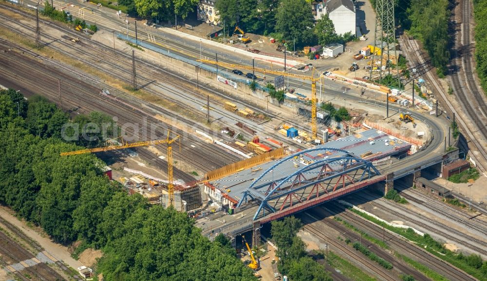 Aerial photograph Mülheim an der Ruhr - Railway bridge building to route the train tracks of B 223 Oberhausener Strasse in Muelheim on the Ruhr in the state North Rhine-Westphalia, Germany