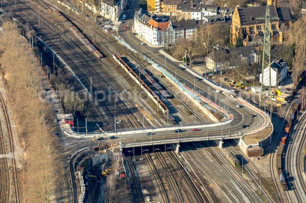 Aerial photograph Mülheim an der Ruhr - Railway bridge building to route the train tracks of B 223 Oberhausener Strasse in Muelheim on the Ruhr in the state North Rhine-Westphalia, Germany