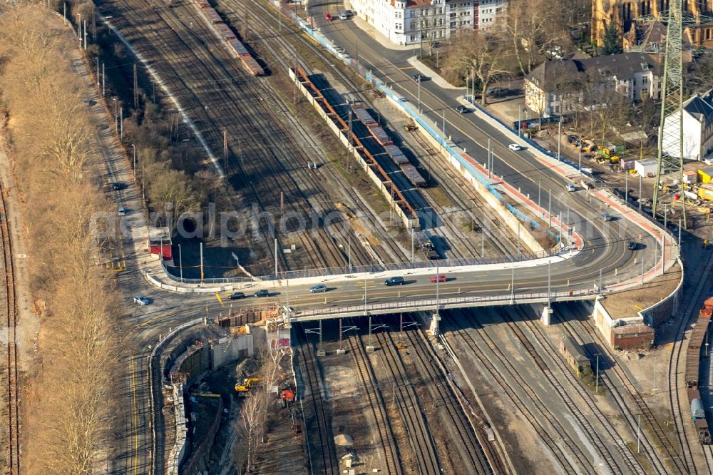 Mülheim an der Ruhr from above - Railway bridge building to route the train tracks of B 223 Oberhausener Strasse in Muelheim on the Ruhr in the state North Rhine-Westphalia, Germany