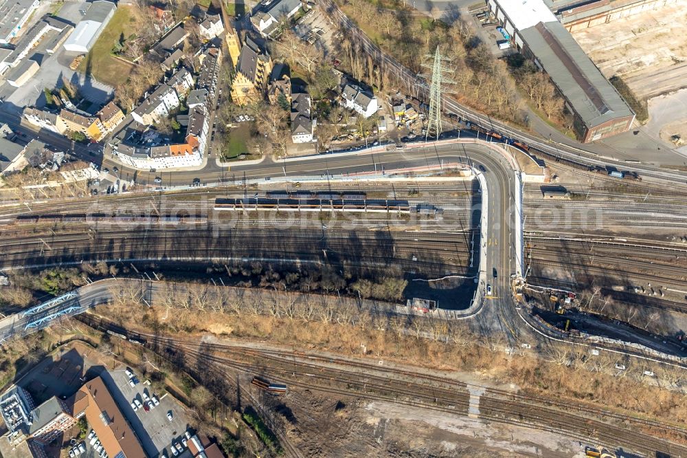 Mülheim an der Ruhr from the bird's eye view: Railway bridge building to route the train tracks of B 223 Oberhausener Strasse in Muelheim on the Ruhr in the state North Rhine-Westphalia, Germany