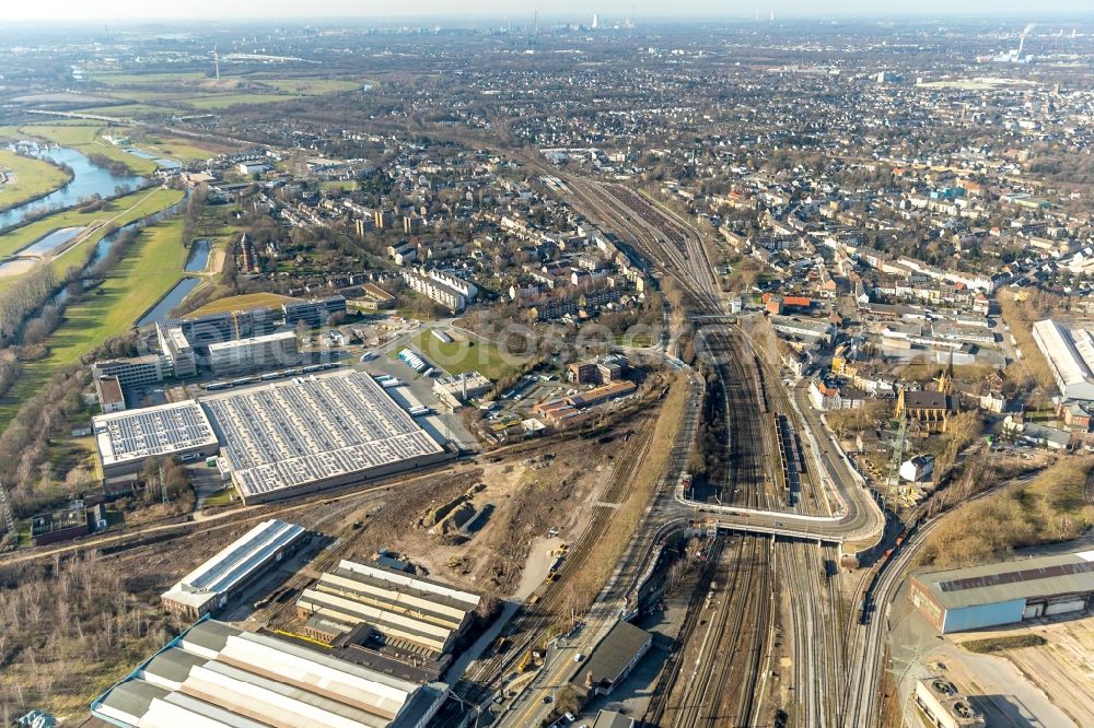 Mülheim an der Ruhr from the bird's eye view: Railway bridge building to route the train tracks of B 223 Oberhausener Strasse in Muelheim on the Ruhr in the state North Rhine-Westphalia, Germany