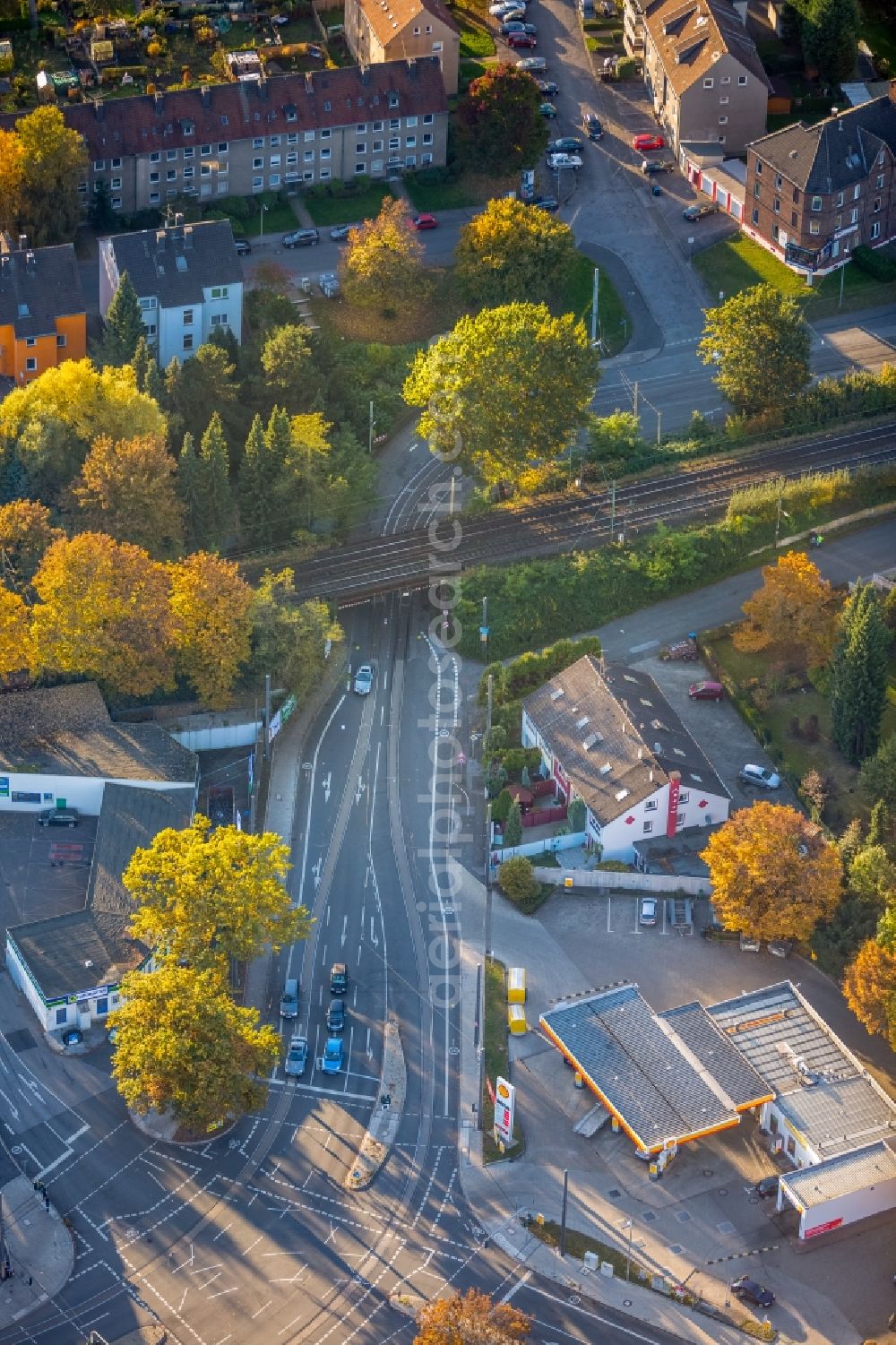 Witten from the bird's eye view: Railway bridge building to route the train tracks Crengeldanzstrasse in Witten in the state North Rhine-Westphalia. In the picture a shell gas station