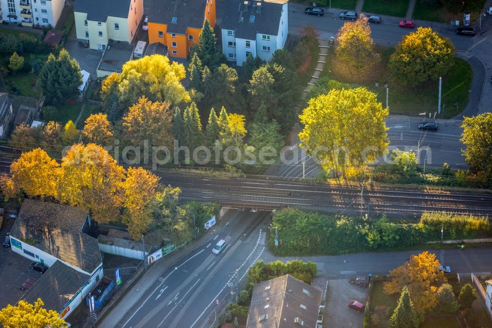 Aerial image Witten - Railway bridge building to route the train tracks Crengeldanzstrasse in Witten in the state North Rhine-Westphalia. In the picture a shell gas station