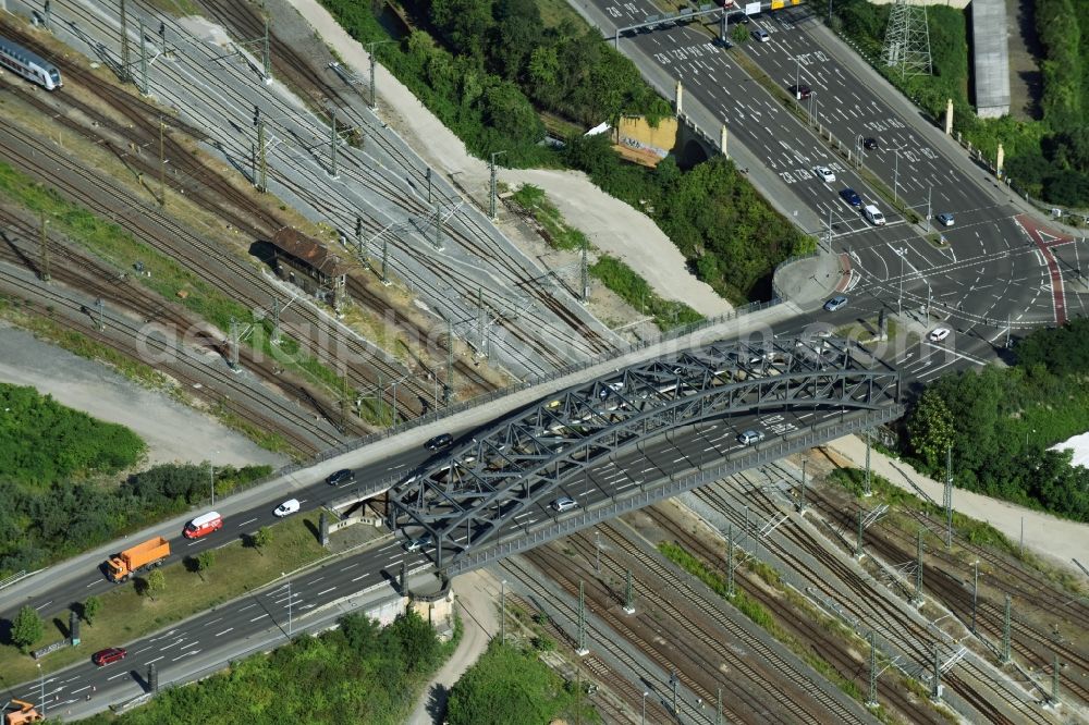 Aerial photograph Leipzig - Routing the railway junction of rail and track systems Deutsche Bahn at the bridge to the federal main road B2 in Leipzig in the state Saxony