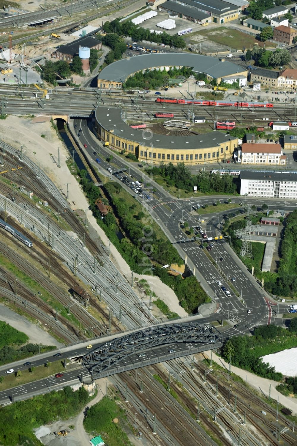 Leipzig from the bird's eye view: Routing the railway junction of rail and track systems Deutsche Bahn at the bridge to the federal main road B2 in Leipzig in the state Saxony