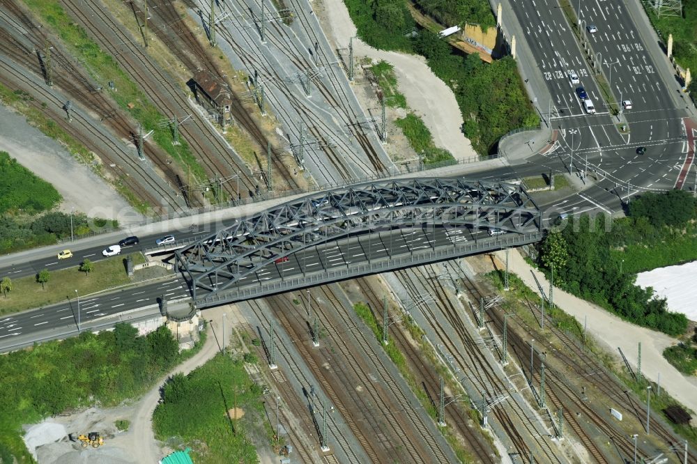 Aerial photograph Leipzig - Routing the railway junction of rail and track systems Deutsche Bahn at the bridge to the federal main road B2 in Leipzig in the state Saxony