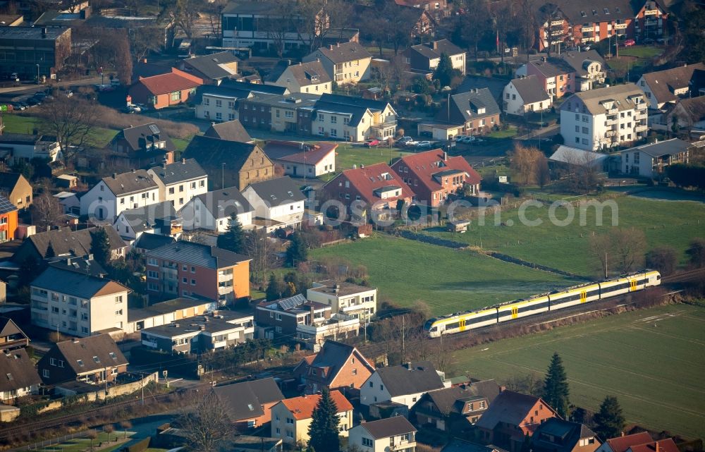 Aerial image Hamm - Routing the railway junction of rail and track systems Deutsche Bahn in Dierhagenweg midst a residential area with an approaching train in Hamm in the state North Rhine-Westphalia