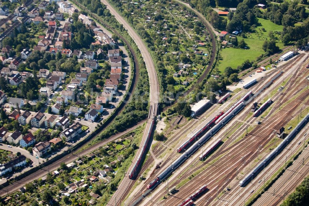 Karlsruhe from the bird's eye view: Routing the railway junction of rail and track systems Deutsche Bahn in Karlsruhe in the state Baden-Wuerttemberg