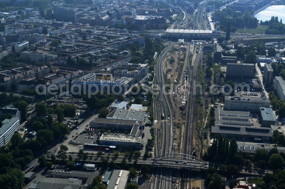 Aerial photograph Berlin Friedrichshain - Railway route expansion at the Modersohn Bridge along the Modersohnstrasse in the Friedrichshain district of Berlin