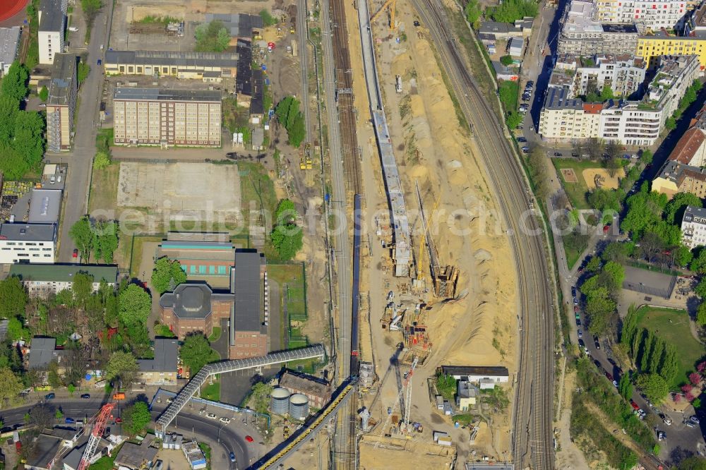 Berlin from the bird's eye view: Railway route expansion at the Modersohn Bridge along the Modersohnstrasse in the Friedrichshain district of Berlin