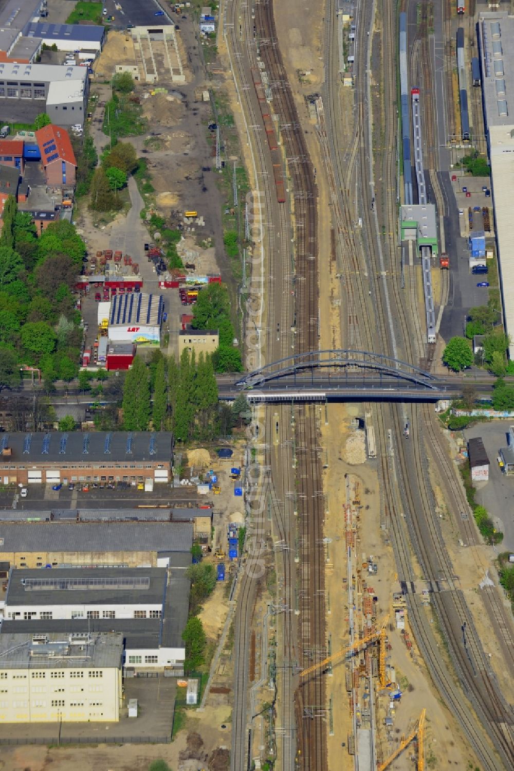 Aerial image Berlin - Railway route expansion at the Modersohn Bridge along the Modersohnstrasse in the Friedrichshain district of Berlin