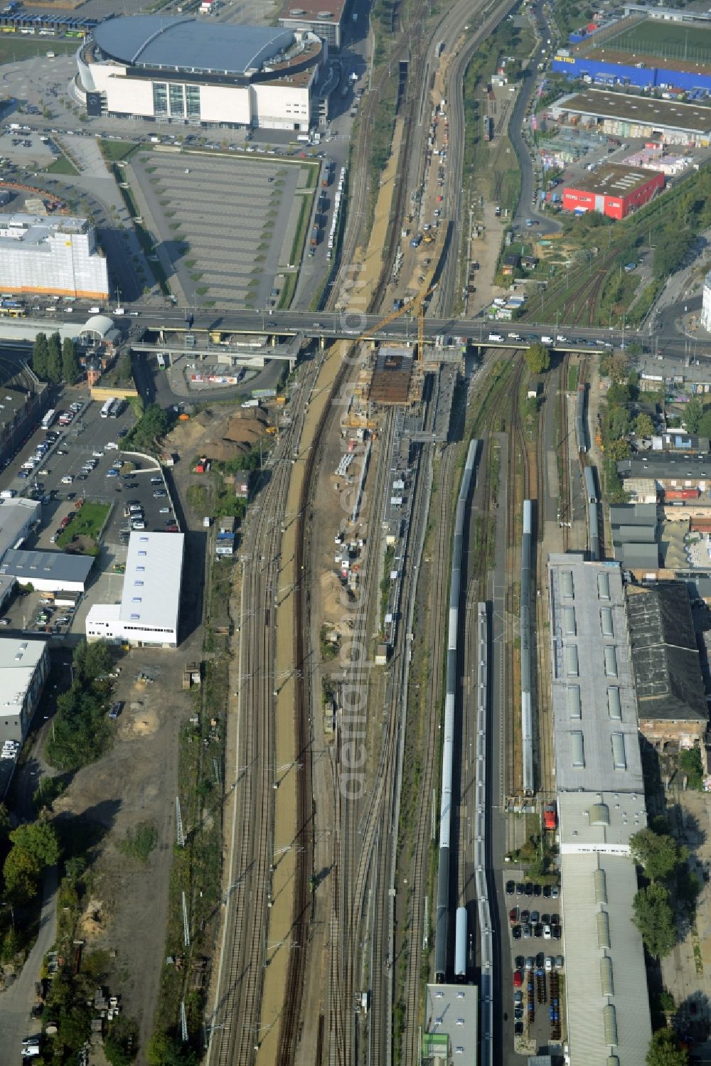 Berlin from the bird's eye view: Railway route expansion at the Modersohn Bridge along the Modersohnstrasse in the Friedrichshain district of Berlin