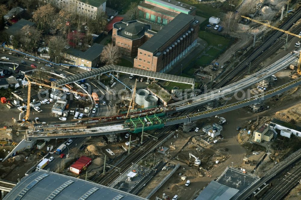 Berlin from the bird's eye view: Railway route expansion at the Modersohn Bridge along the Modersohnstrasse in the Friedrichshain district of Berlin