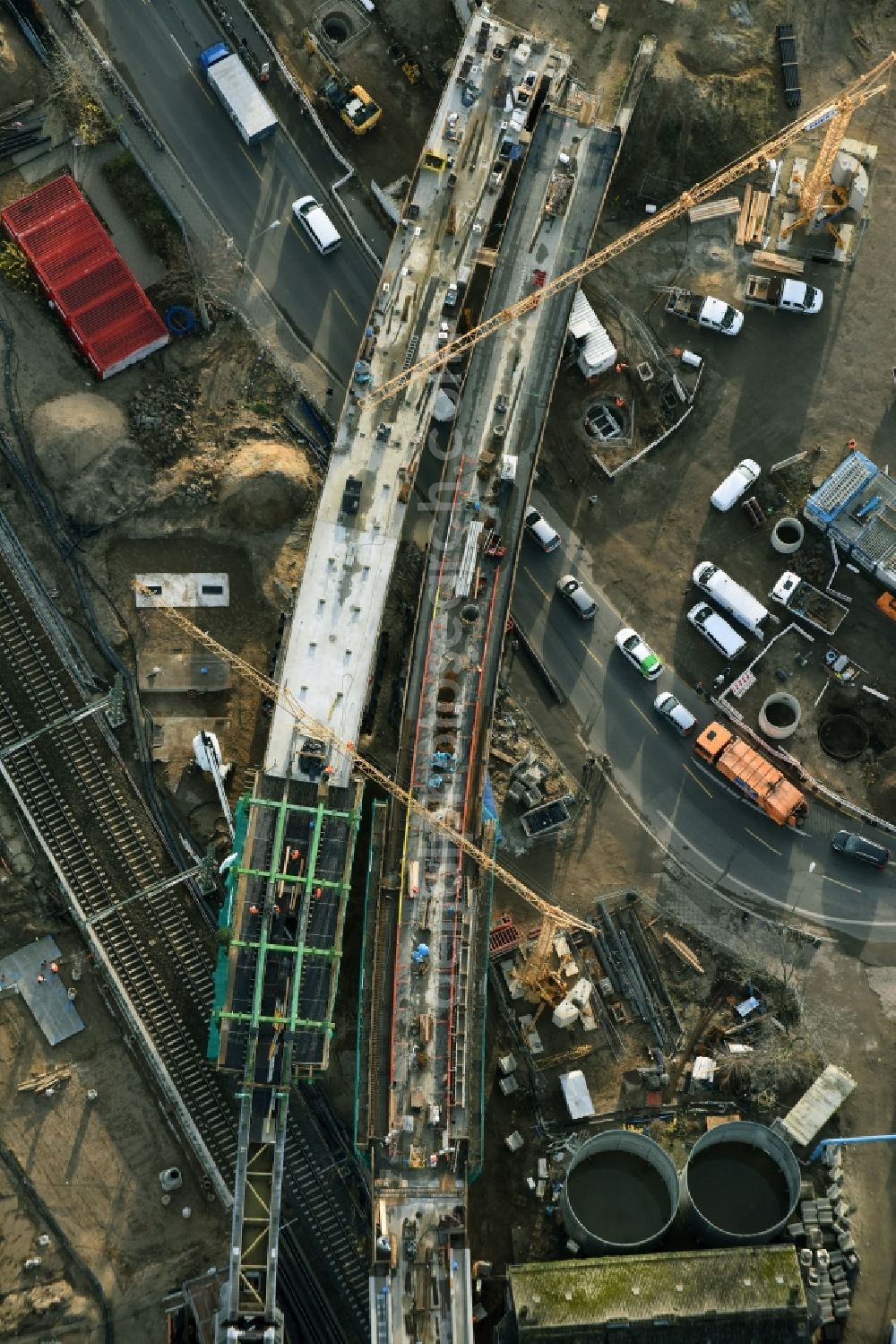 Aerial image Berlin - Railway route expansion at the Modersohn Bridge along the Modersohnstrasse in the Friedrichshain district of Berlin