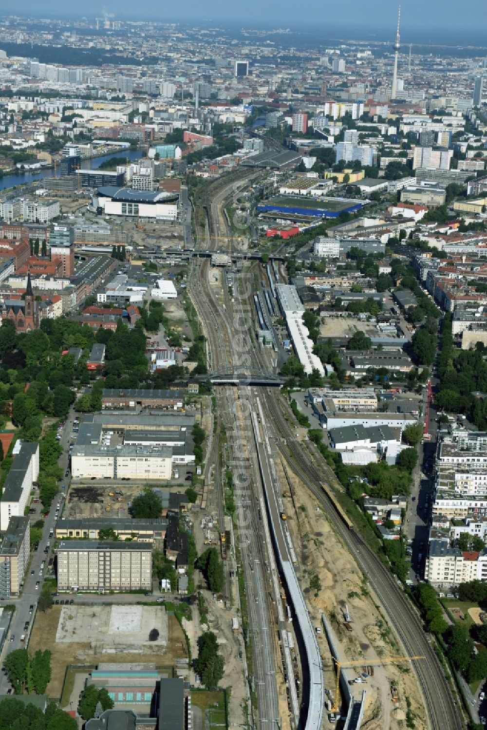 Berlin from the bird's eye view: Railway route expansion at the Modersohn Bridge along the Modersohnstrasse in the Friedrichshain district of Berlin