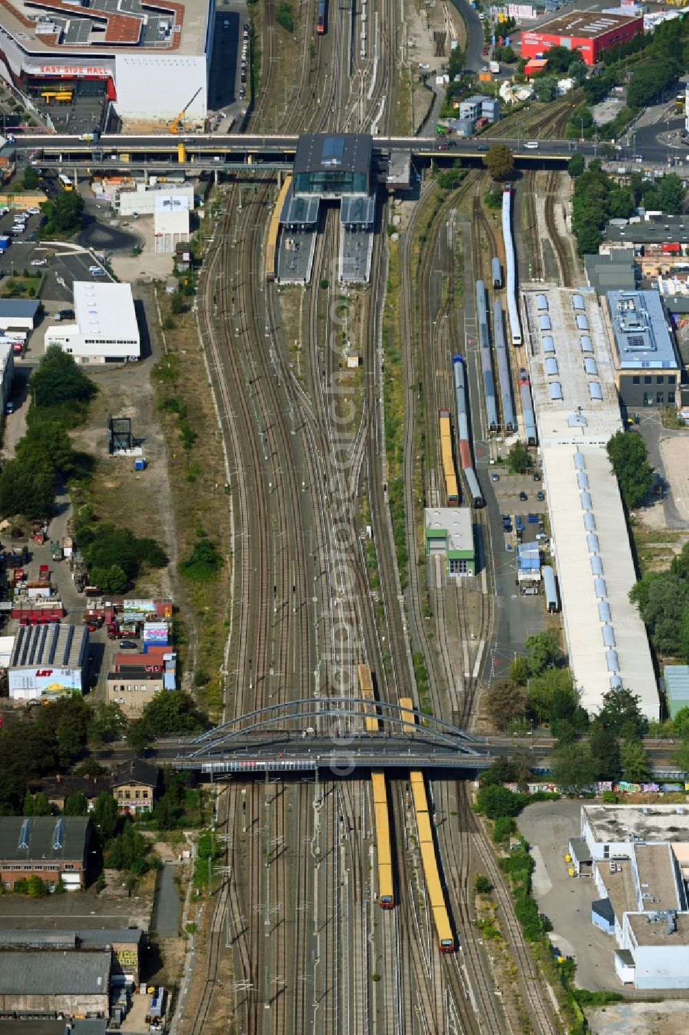 Aerial image Berlin - Railway route expansion at the Modersohn Bridge along the Modersohnstrasse in the Friedrichshain district of Berlin