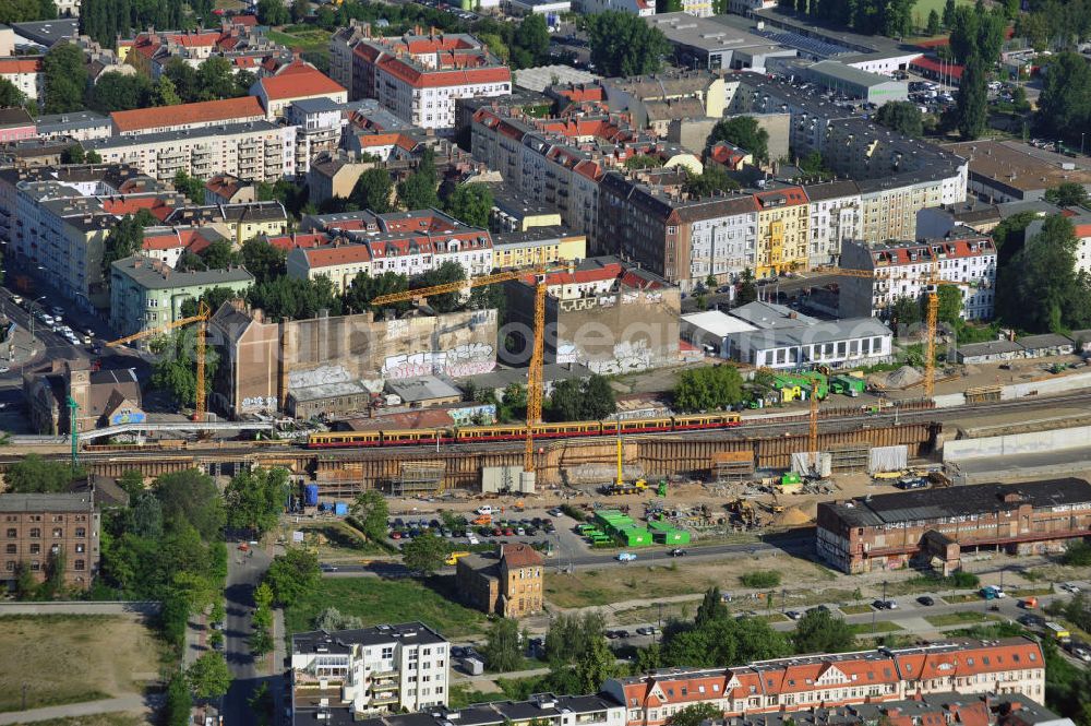 Berlin from above - Baustelle am Bahndamm / Bahnbau zwischen S-Bahnhof Ostkreuz und S-Bahnhof Treptower Park an der Kynaststraße in Berlin-Friedrichshain. Ein Projekt der Deutschen Bahn AG. Construction site at the railway with subway in Berlin-Friedrichsfelde.