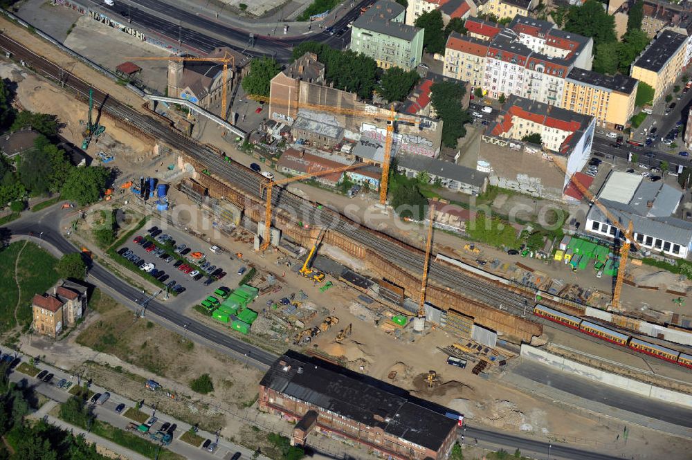 Berlin from the bird's eye view: Baustelle am Bahndamm / Bahnbau zwischen S-Bahnhof Ostkreuz und S-Bahnhof Treptower Park an der Kynaststraße in Berlin-Friedrichshain. Ein Projekt der Deutschen Bahn AG. Construction site at the railway with subway in Berlin-Friedrichsfelde.