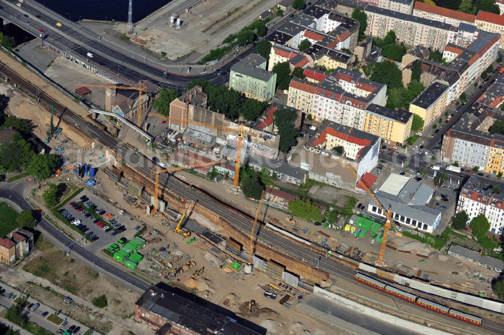 Aerial image Berlin - Baustelle am Bahndamm / Bahnbau zwischen S-Bahnhof Ostkreuz und S-Bahnhof Treptower Park an der Kynaststraße in Berlin-Friedrichshain. Ein Projekt der Deutschen Bahn AG. Construction site at the railway with subway in Berlin-Friedrichsfelde.