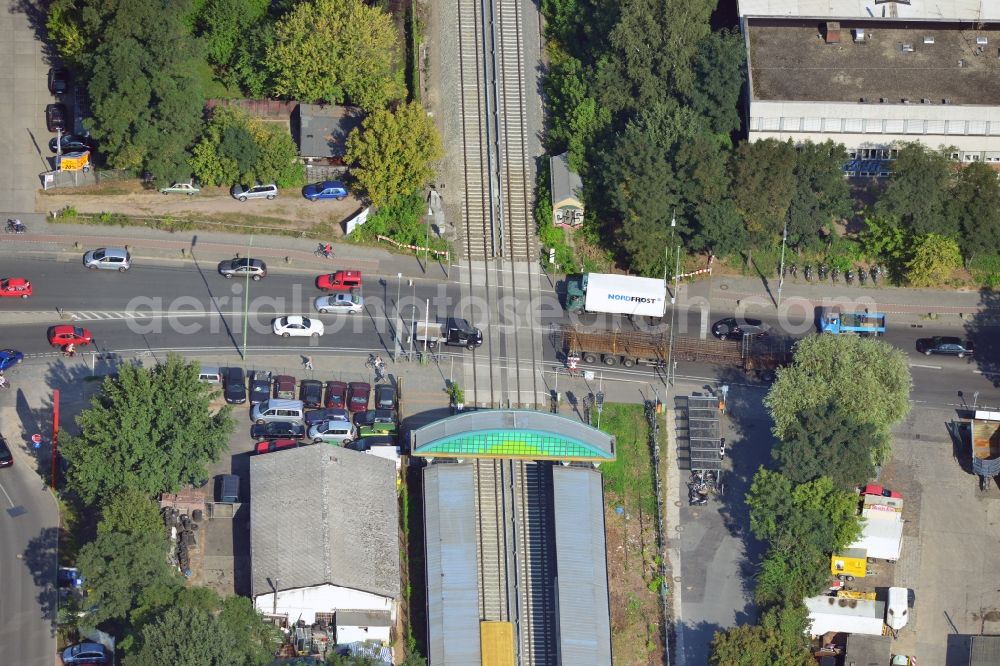 Berlin from the bird's eye view: Crossing Buckower Chaussee at the railway line Dresdner Bahn to the same S-Bahn station in Berlin