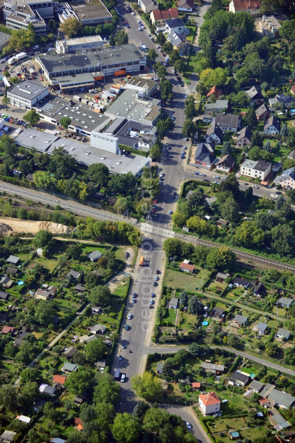 Berlin from the bird's eye view: Railway crossing Säntisstreet at the suburban railway line Dresden rail between the suburban train stations Buckower Chaussee and Marienfelde in the district Tempelhof-Schöneberg in Berlin