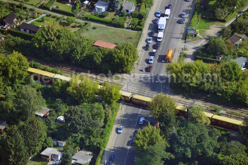 Berlin from the bird's eye view: Railway crossing Säntisstreet at the suburban railway line Dresden rail between the suburban train stations Buckower Chaussee and Marienfelde in the district Tempelhof-Schöneberg in Berlin