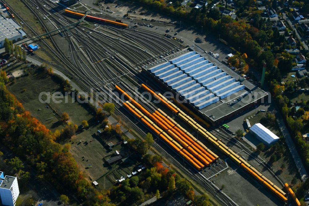 Berlin from the bird's eye view: Railway depot and repair shop for maintenance and repair of trains of passenger transport of the series of U-Bahn - Betriebswerkstatt BVG on Schlosserweg in the district Neukoelln in Berlin, Germany